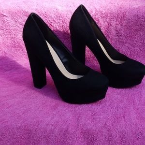 Size 8 black, never worn, brand new pumps